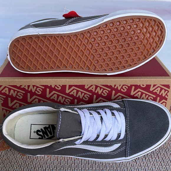 Vans WMNS Old Skool
Pewter/True White
VN0A4BV5195
Sneakers - Picture 3 of 16